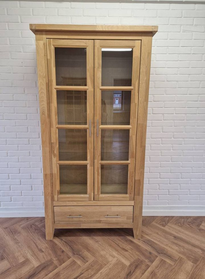 Hovelind Møbler tilbyder brugt Provence vitrineskab i egetræ til 4000 kr.