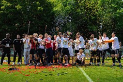 Ishøj IF fejrer sæsonmesterskab trods nederlag mod Taastrup FC