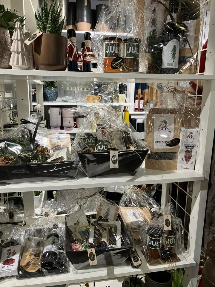 Guldblomsten tilbyder færdige gavekurve med chokolade, lakrids og vin