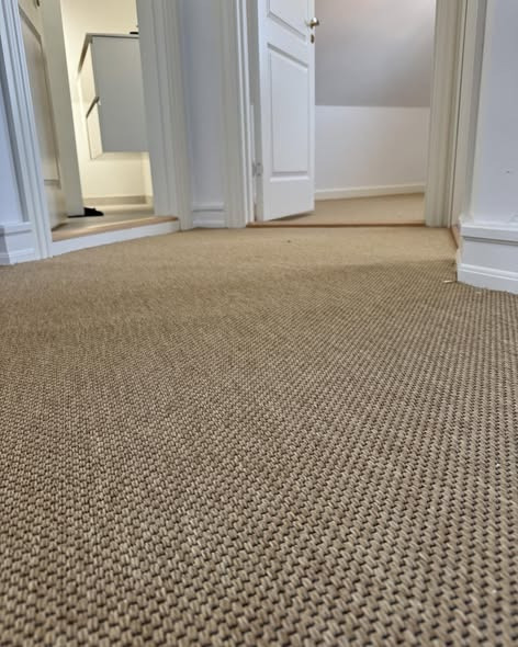 Viborg Gulvforum viser smukt tæpperesultat med Tempi Beige fra Fletco