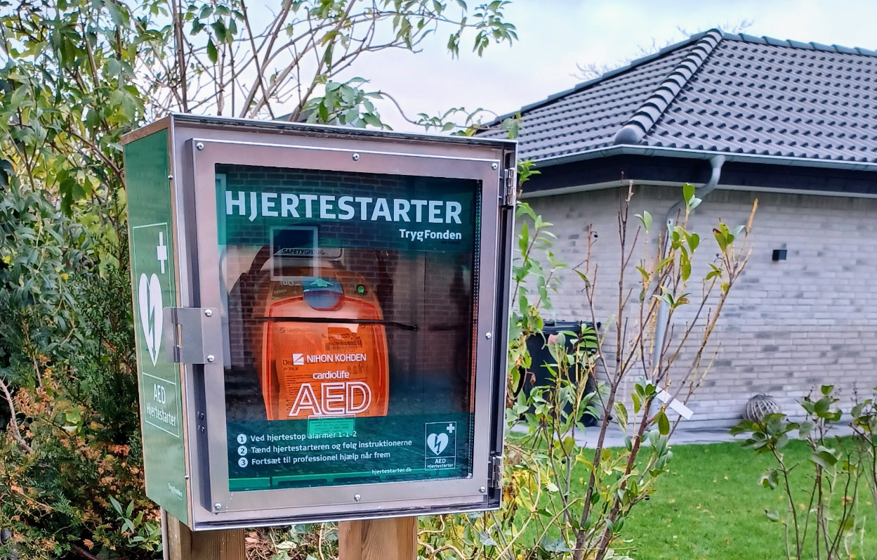 Grundejerforeningen Strandlyst Allé i Greve Strand hænger hjertestarter op for at øge trygheden i området