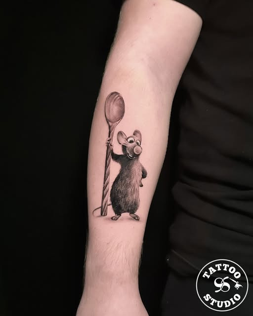 Tattoo Studio 96 præsenterer Sashas nyeste Ratatouille-inspirerede tatovering i sort og grå realisme