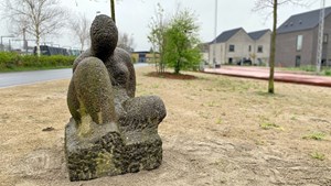 Helge Bertrams skulptur flytter til Holstebros kunstsamling i Baneparken