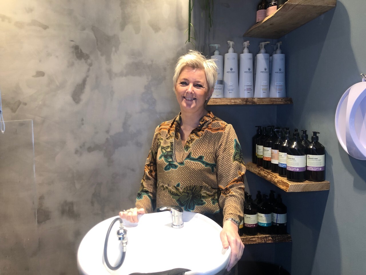 Tina favner og sikrer både kunder og ansatte