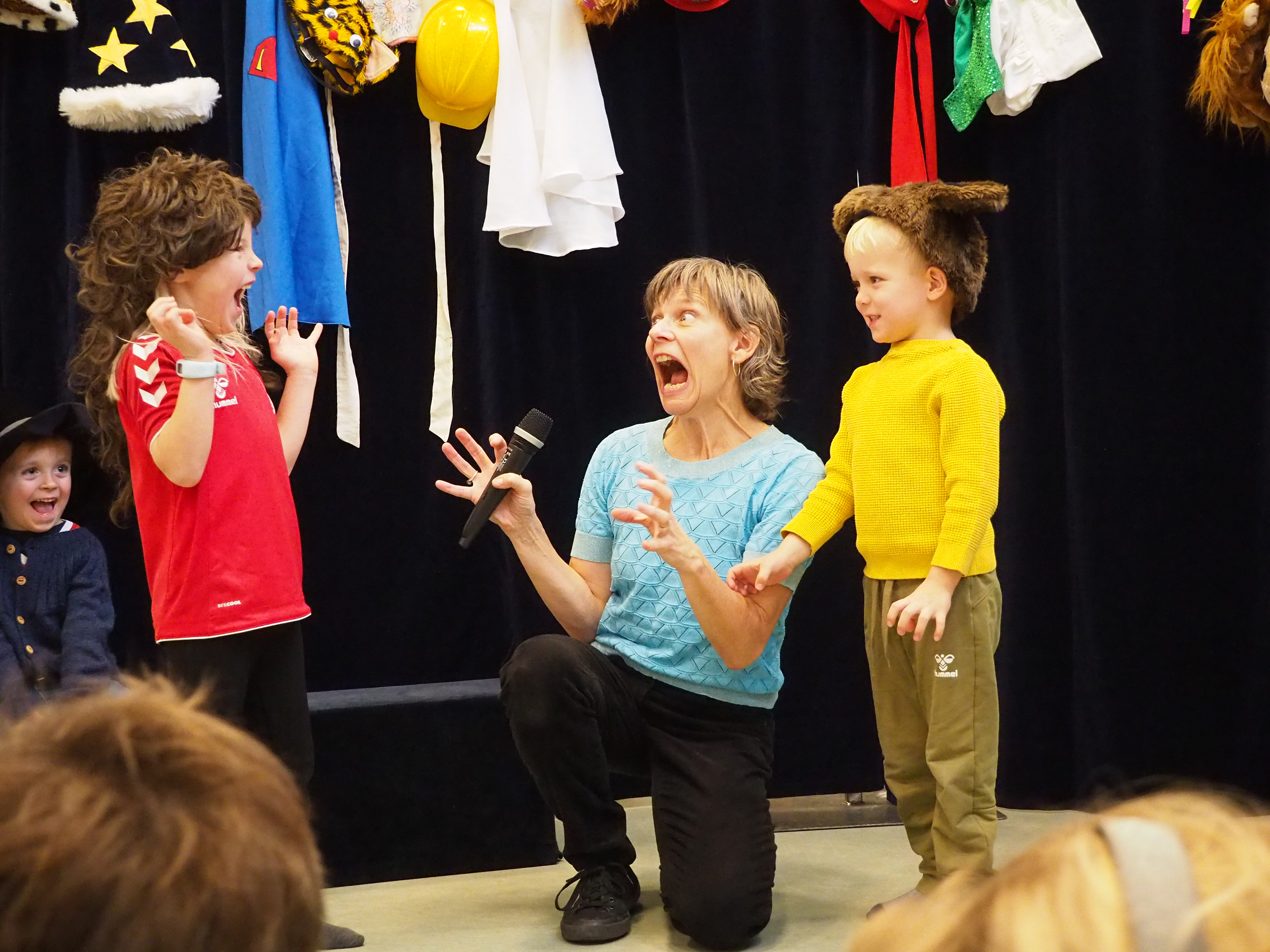 Improviseret historiefortælling: Hatteteater på Dokk1