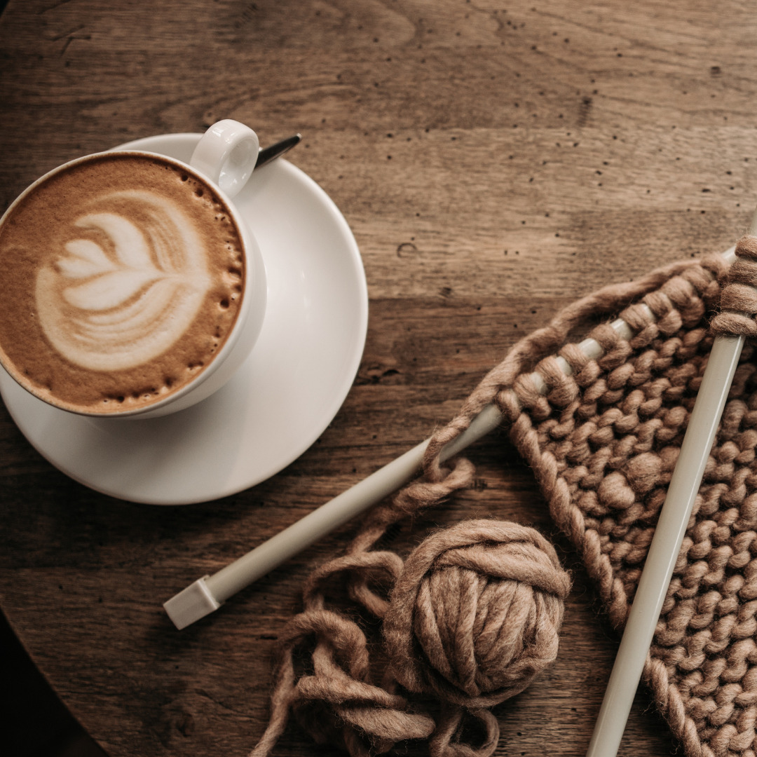 Strik og hygge på Café Selvskab i Roskilde