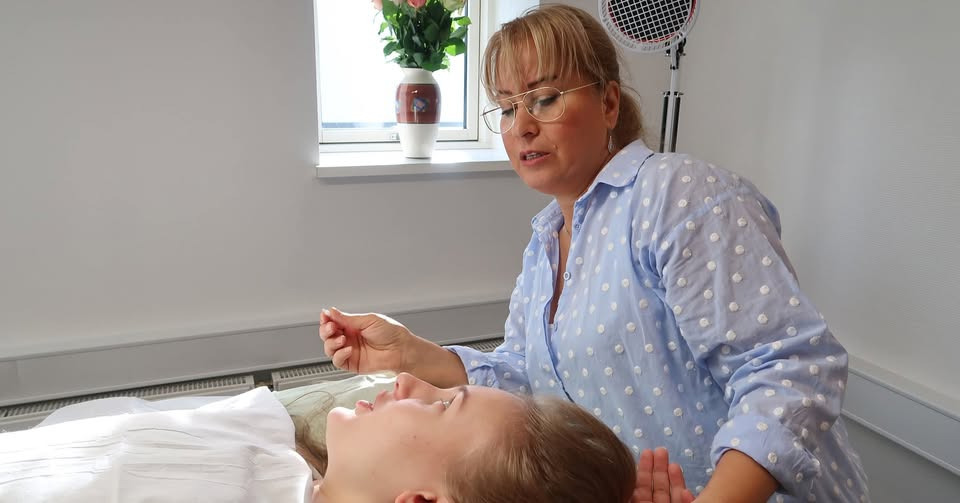 Nasii Akupunktur tilbyder naturlig smertefrihed og balance gennem akupunktur og cupping