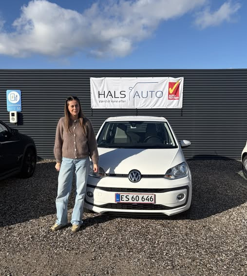 Hals Auto A/S ønsker Signe tillykke med ny VW Up og god påske til alle på landevejene