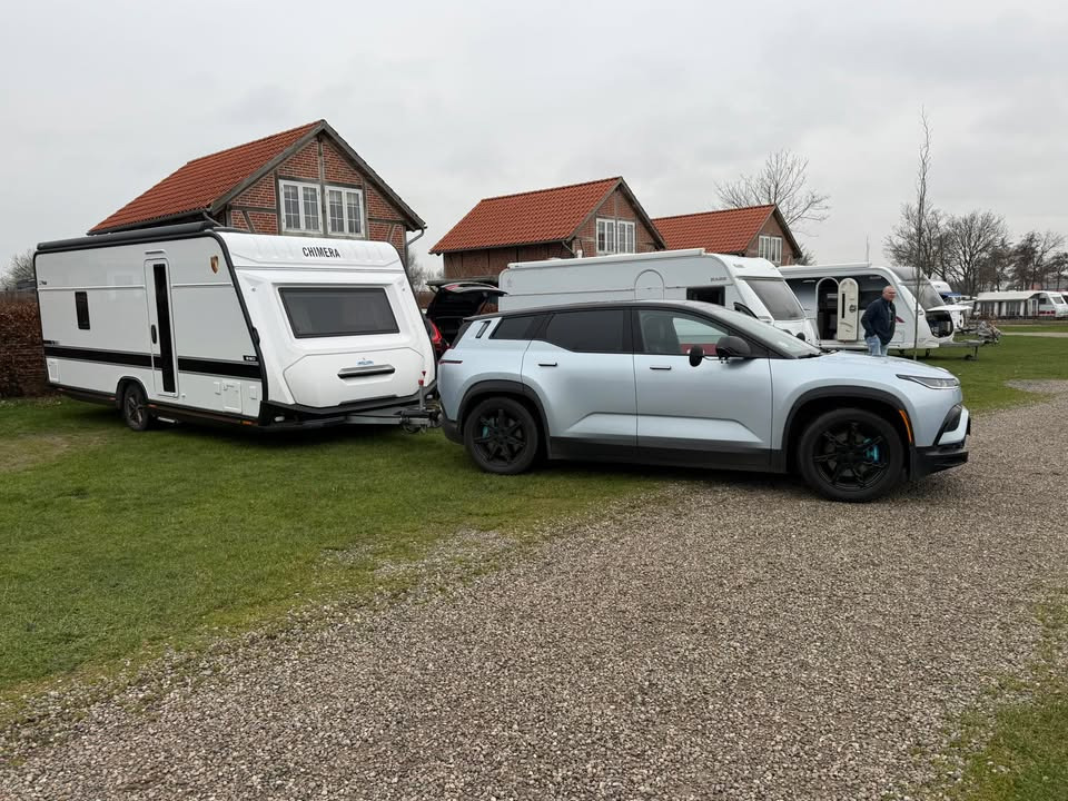 Hinshøj Carvan fremhæver campinglivets harmoni med elbilen
