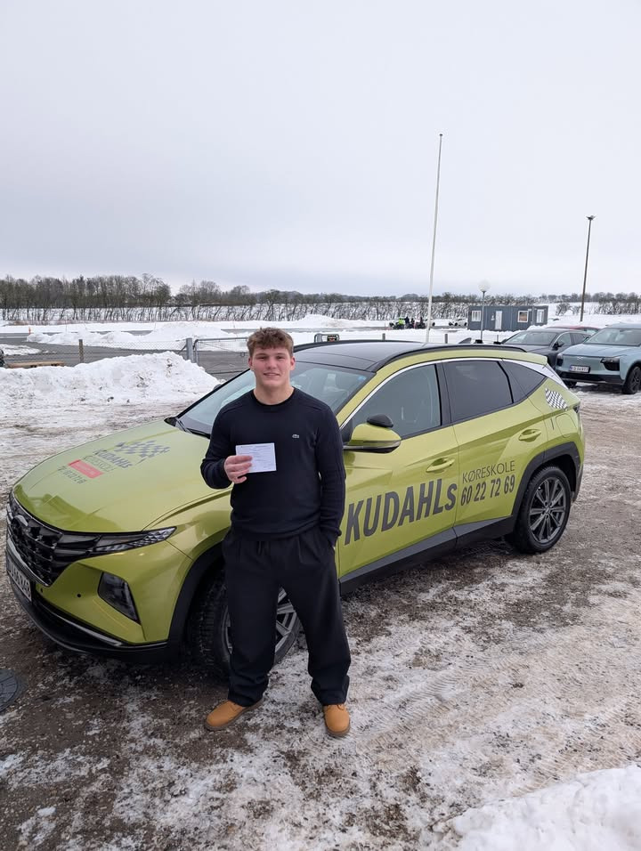 Kudahls Køreskole fejrer Mikkels nye kørekort