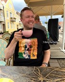 Tip Top Fashion sender feriehilsner fra Sønderborg - Jens er klar til at hjælpe med kufferten