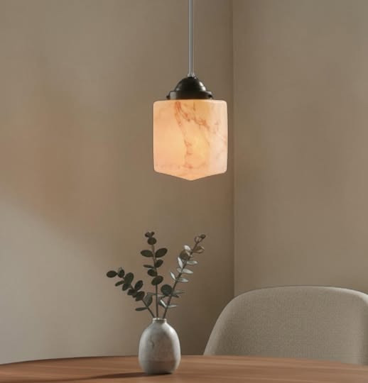 By Duddie præsenterer glaspendel fra 30-40'erne i butikken