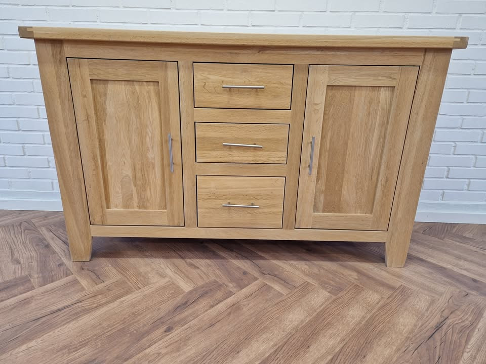 Hovelind Møbler sælger brugt Provence skænk af egetræ med mulighed for tilhørende overdel