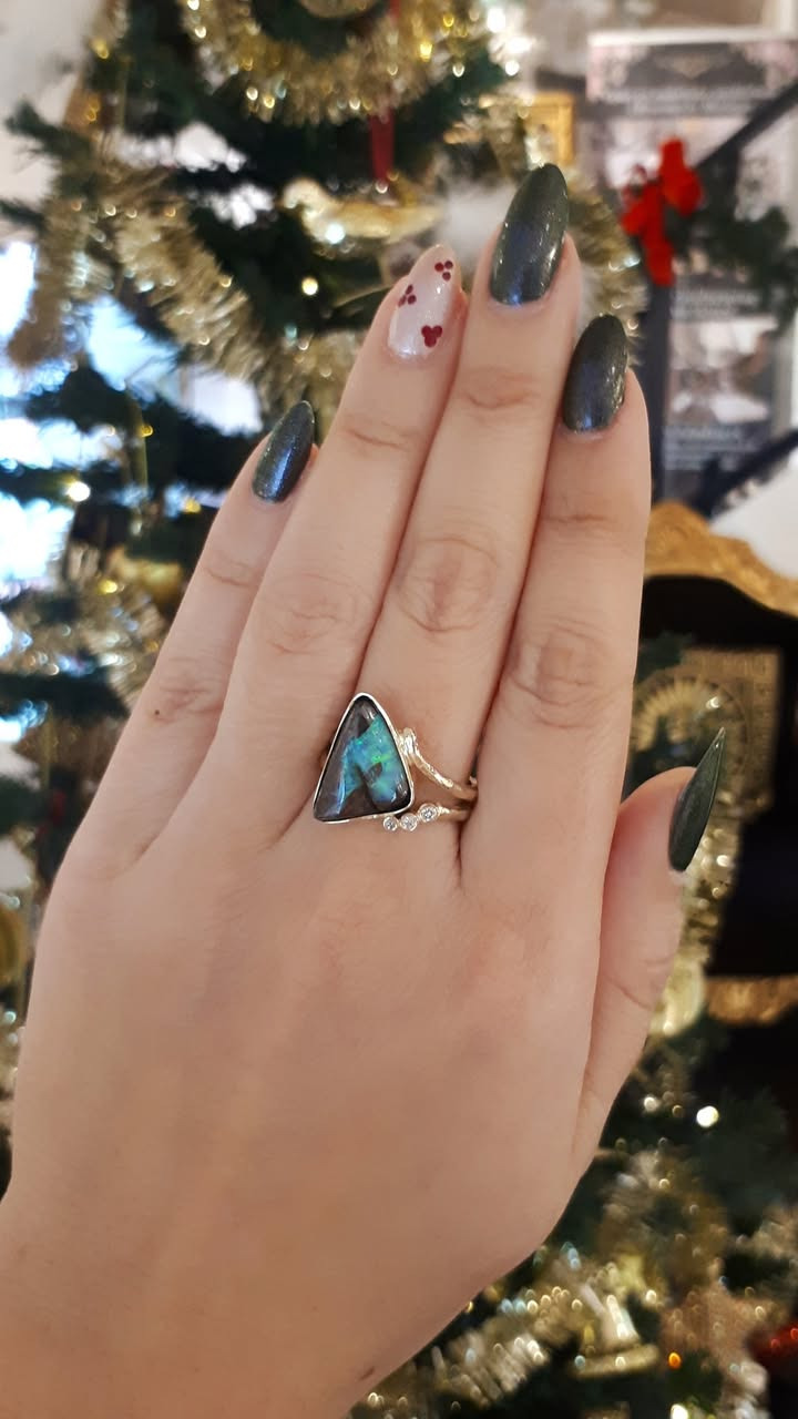 Smykkedesigner Helga Winther præsenterer årets unikke julegave: En håndlavet opalring i guld