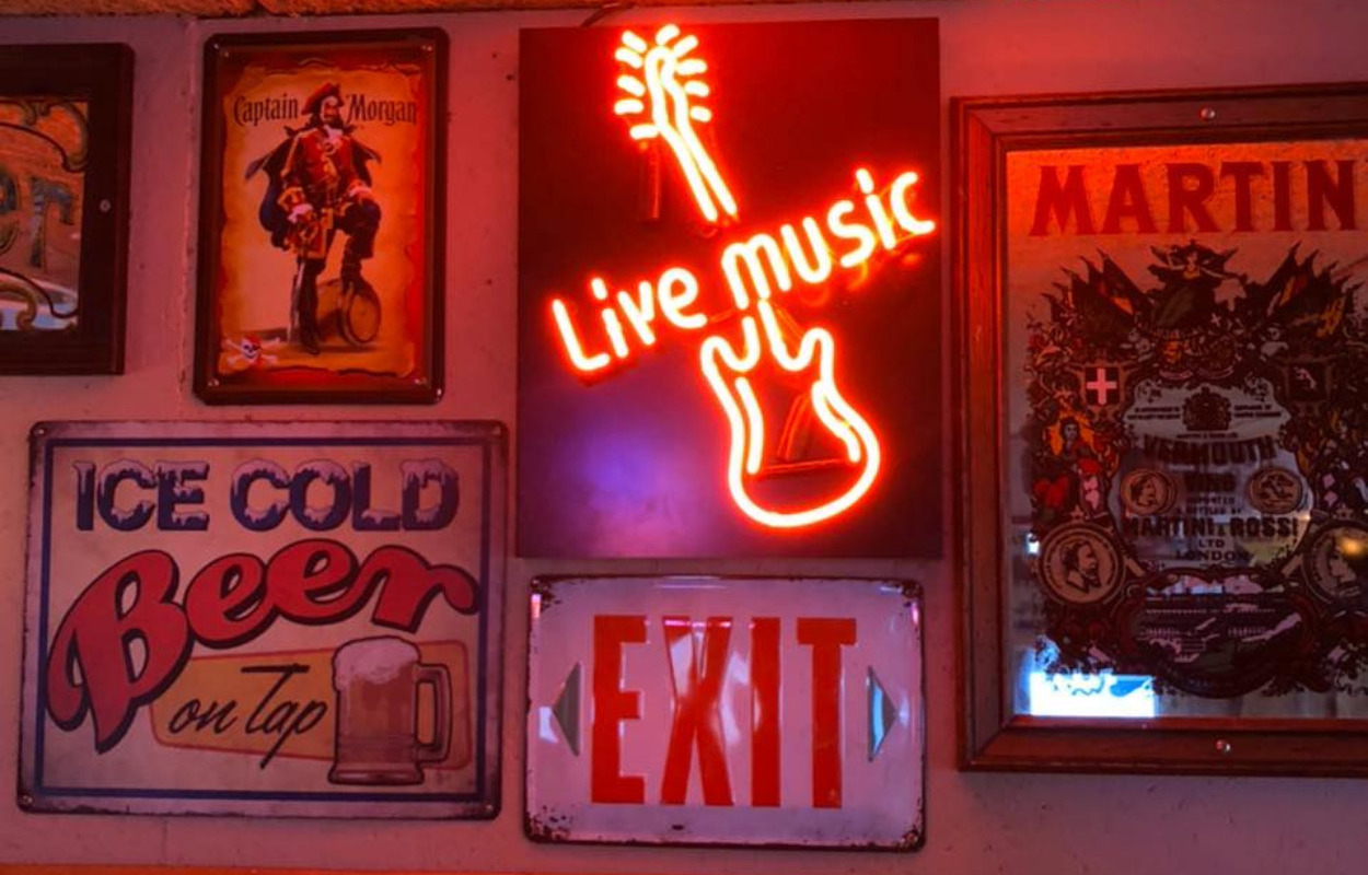 På Bodega Sankt Hans kan du opleve topløs servering og livemusik