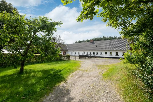 Skøn ejendom i flotte omgivelser, med god plads til evt heste