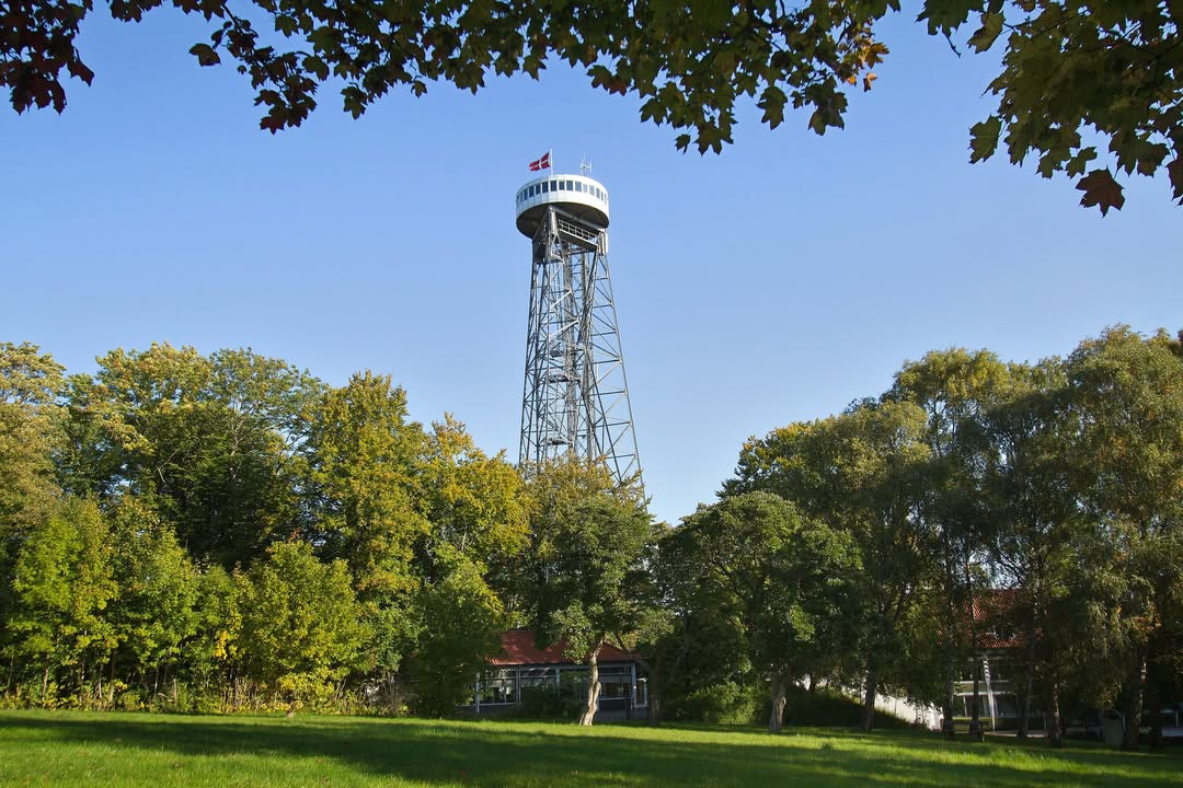 Ejendomsmæglerne Hansen & Thoft afslører sjov aprilsnar med "salg" af Aalborg Tårnet