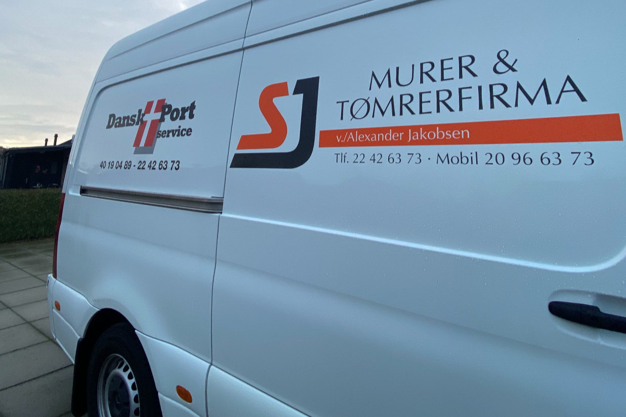 Hos Alexander og co. får du mere end 50 års erfaring med tømrer- og murerarbejde 
