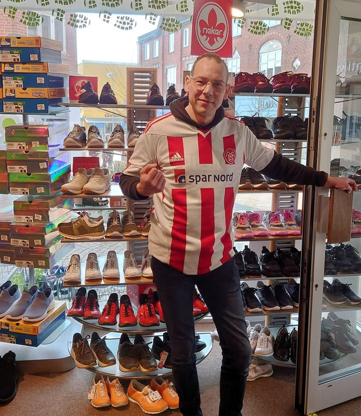 Allessko støtter indsamling til Børnecancerfonden med fodboldtrøjedag på arbejde