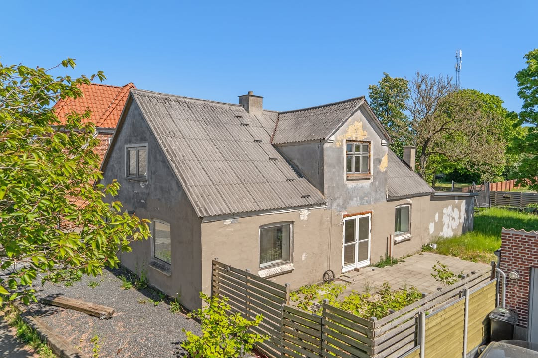 Mæglerhuset annoncerer ny pris på rummelig villa i Langholt