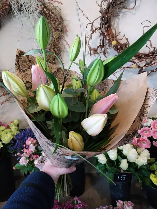Tulipa Blomster & Havedesign tilbyder ugens buket med lyserøde liljer til vinterglæde