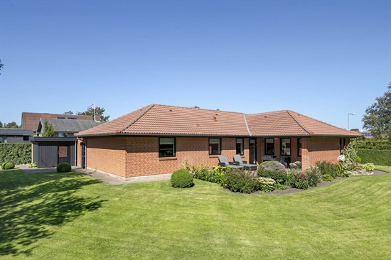 Indbydende villa med 4 værelser, lys stue og skøn have. Ideel for familier.