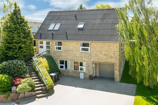 Virkelig dejlig bolig med skøn have og fantastisk udsigt