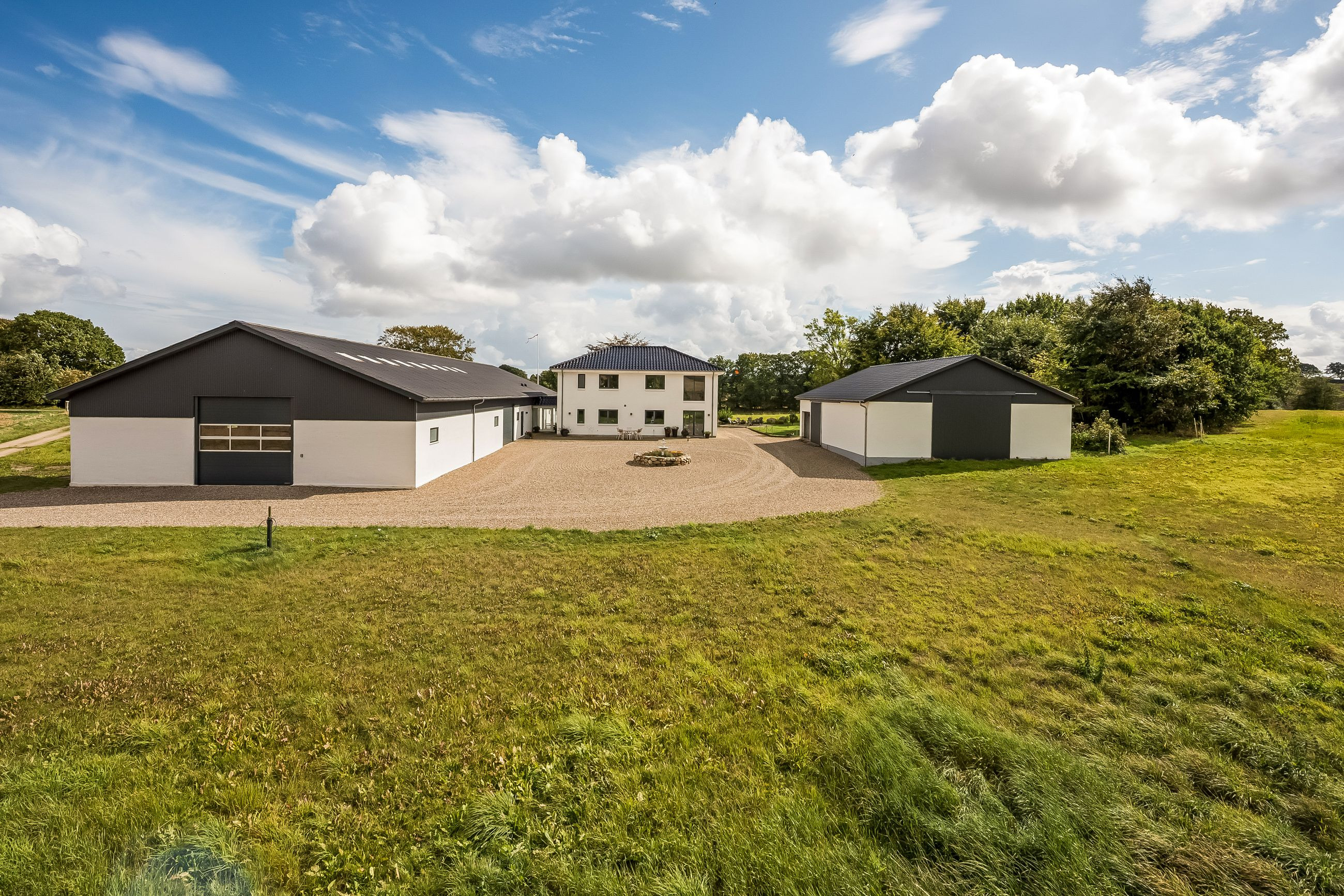 Stenneskærvej 7, Gl Skovbøl, 6200 Aabenraa STILFULD HESTEEJENDOM PÅ 3,4 HEKTAR MED MASSER AF PLADS OG SKØNNE OMGIVELSER