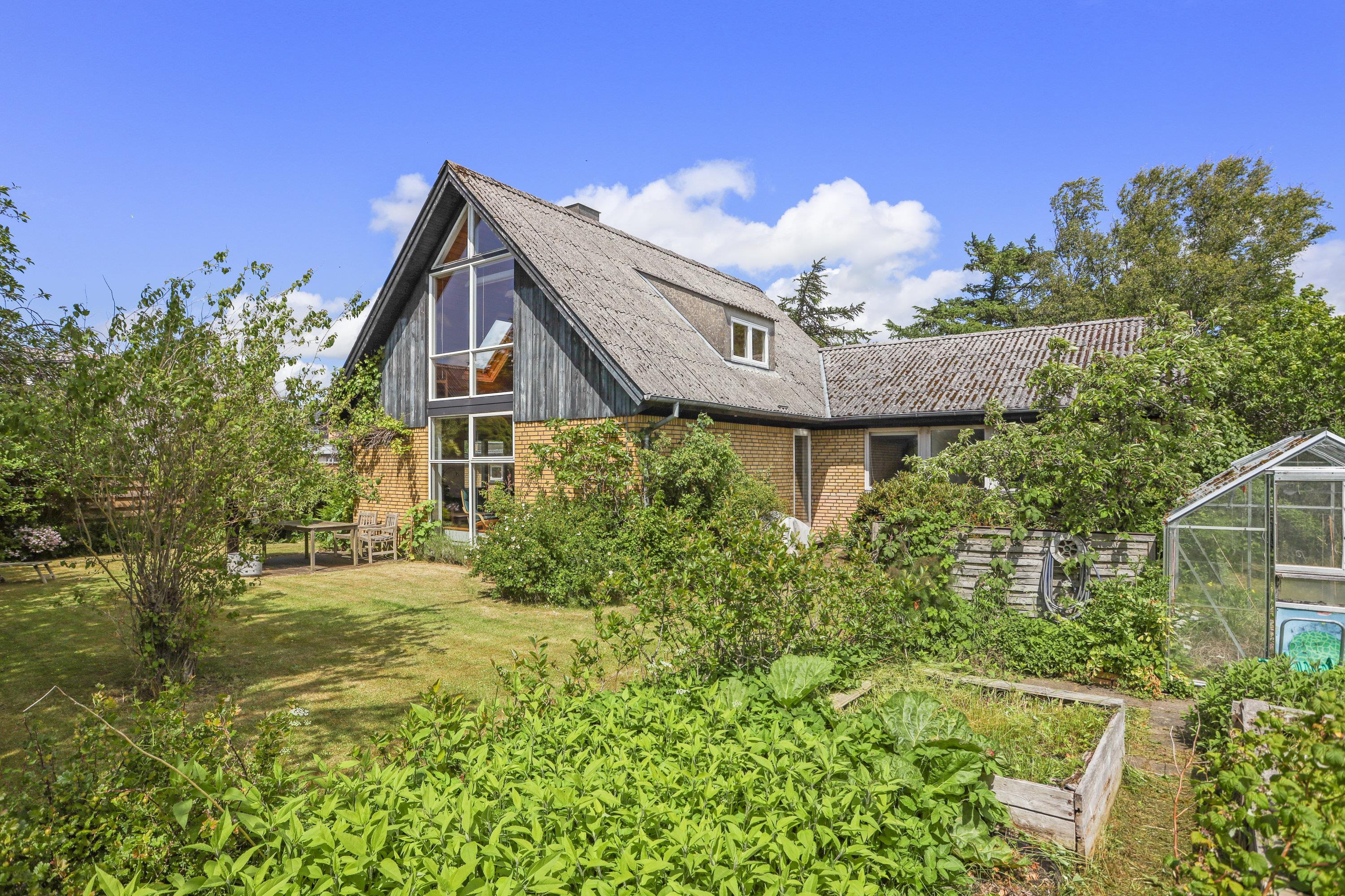 Til salg hos Mæglerhuset Sæby: Stort hus med gode muligheder centralt i Voerså