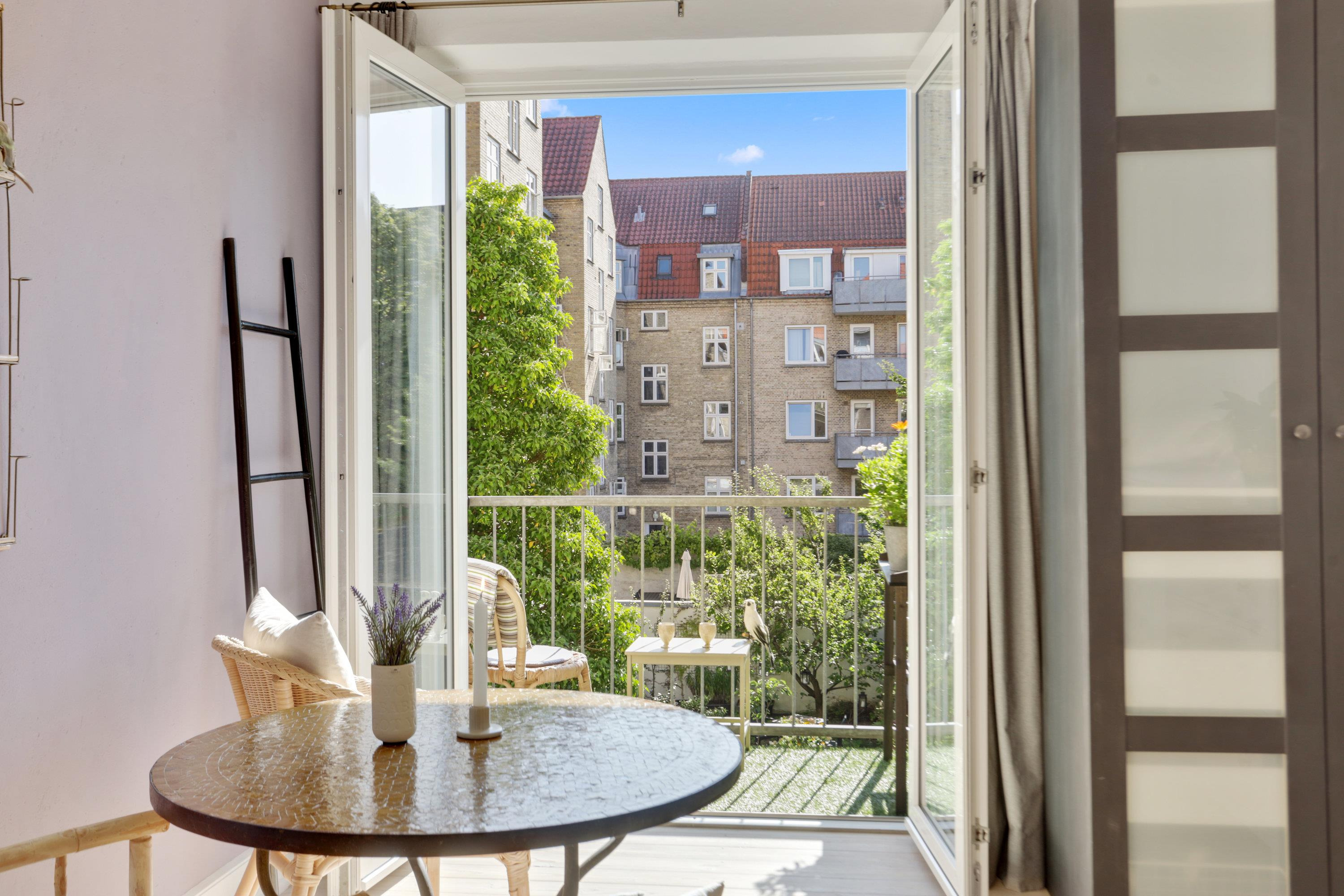 Til salg hos Mæglerhuset Aalborg: Hyggelig andelsbolig med altan i Vestbyen