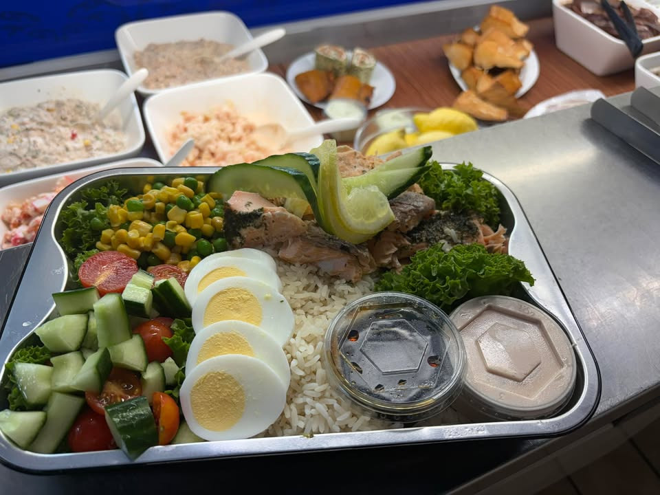 Havnens Fisk Øster Hurup har en familie pokebowl til 99 kr. i disken