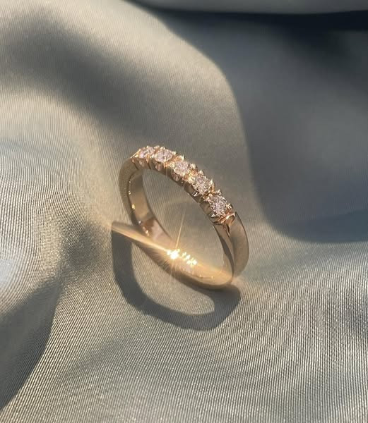 Guldsmed Lütken forvandler gamle vielsesringe til symbolsk styrkering med plads til fællesskab og kærlighed