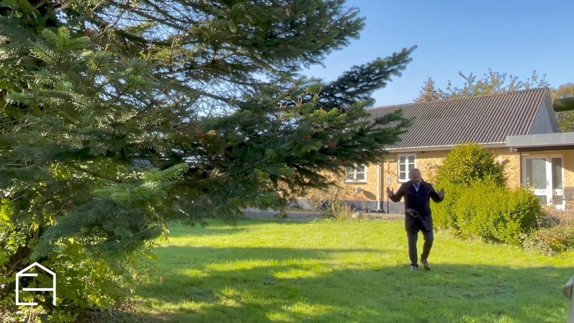 Ejenholm Bolig & Erhverv præsenterer rummelig familieejendom i Varnæs til salg