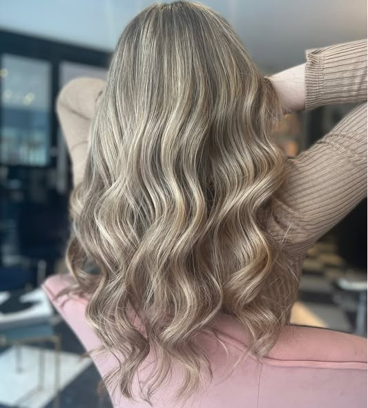 Chlou fremhæver Susans nye smukke blonde look