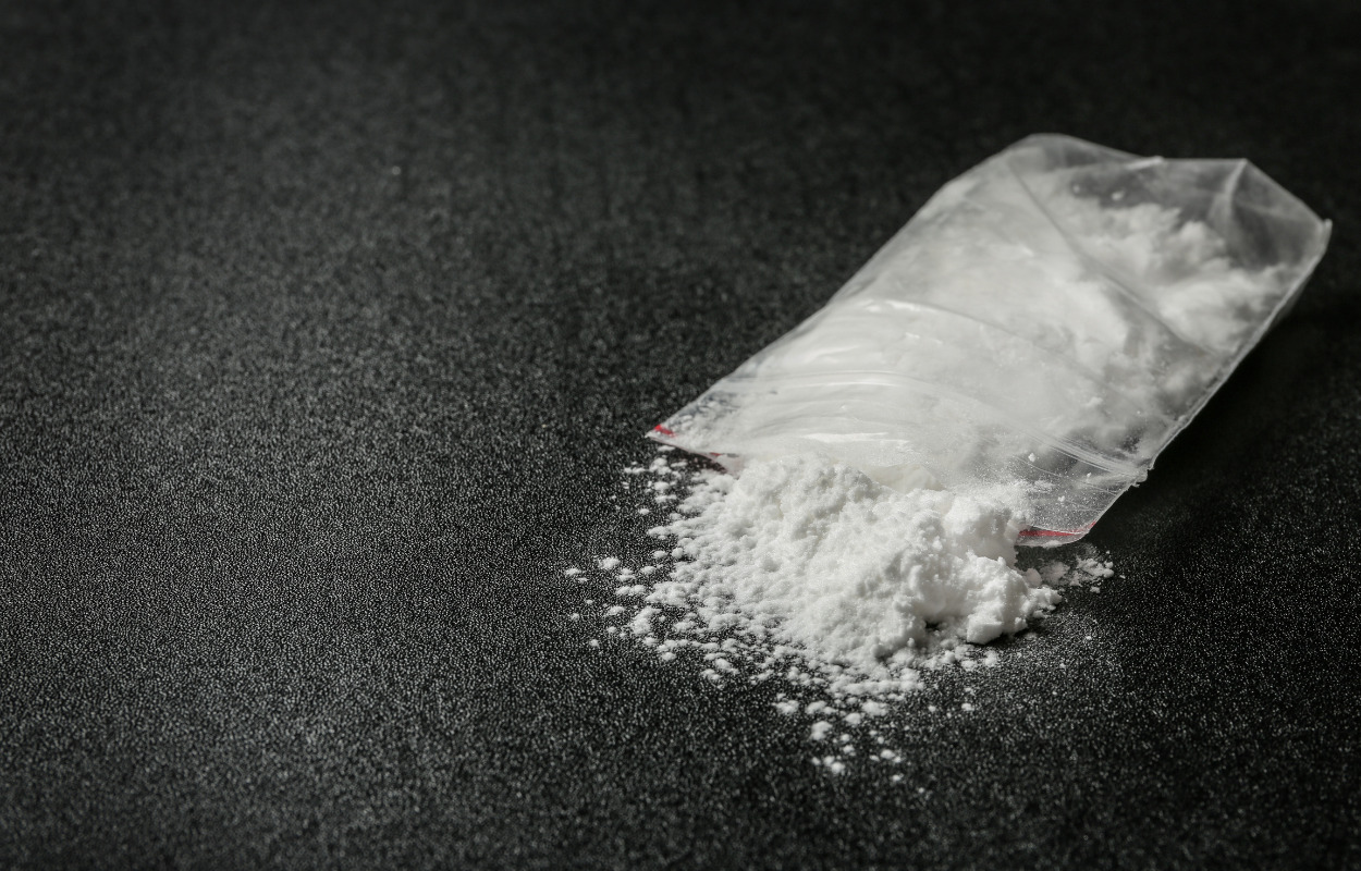 Stoffer og penge fundet i lejlighed:  33-årig mandlige beboer sigtet