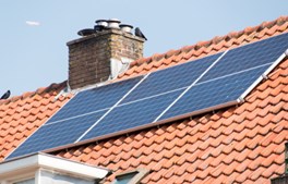 Kommune placerer solcelleanlæg tæt på private grunde og skaber undren hos beboerne