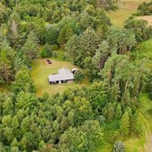 Hyggeligt sommerhus på fantastisk grund i det eftertragtede Lyngså fra Mæglerhuset Sæby