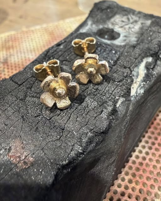 Guldsmed Lütken skaber unikke forårsøreringe af gamle guldsmykker