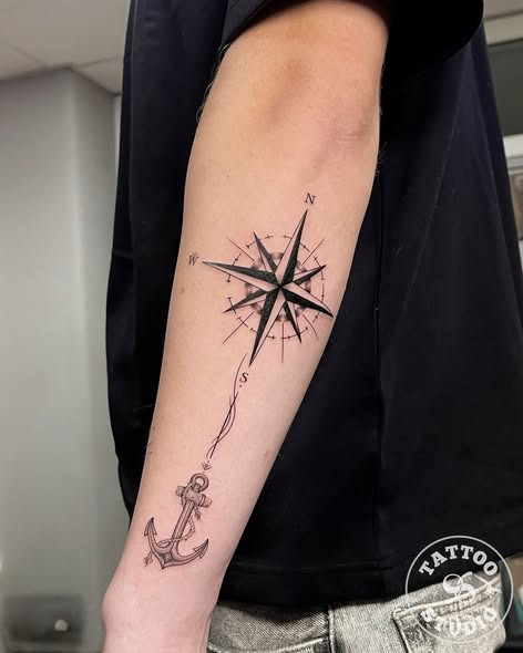 Tattoo Studio 96 Aalborg deler personligt Fine Line-projekt med anker og kompasrose