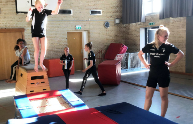 Springgymnastik i solskin