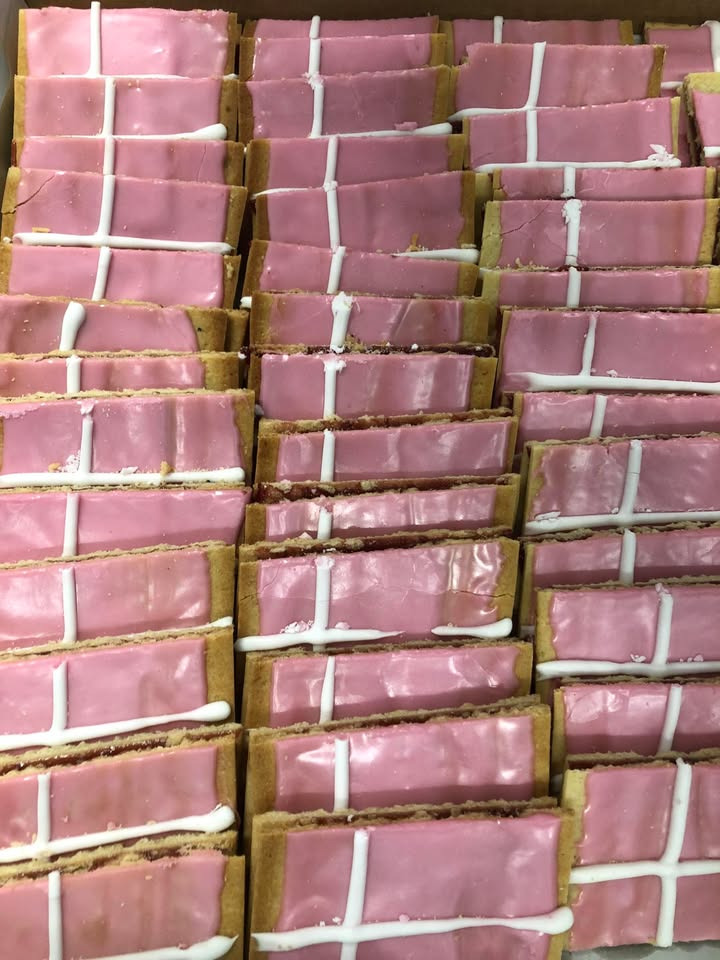 Min Købmand Øster Bjerregrav fejrer 11 års fødselsdag med hindbærsnitter fra Det Lune Brød - Hobro