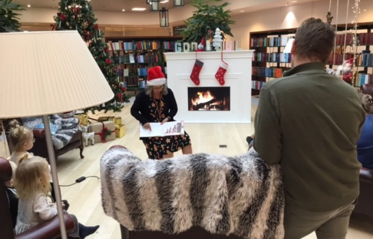 Hør julefortællinger i pejsestuen på Hjørring Bibliotek: Hygge og historier for de mindste