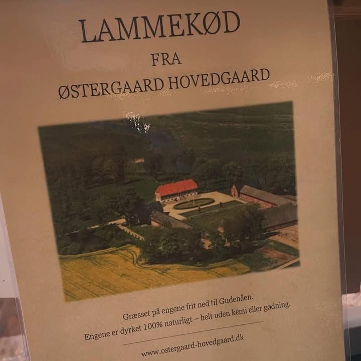 Fru Hansens Butik & Café tilbyder lokalt dansk lammekød fra engene ved Gudenåen