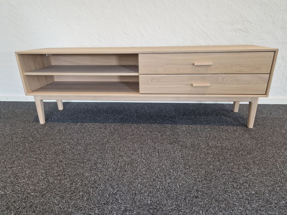 Hovelind Møbler tilbyder fleksibelt tv-bord i hvidolieret egetræ til nedsat pris
