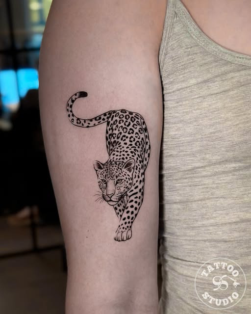 Tattoo Studio 96 Aalborg viser leopard-tattoo lavet af Anastasia