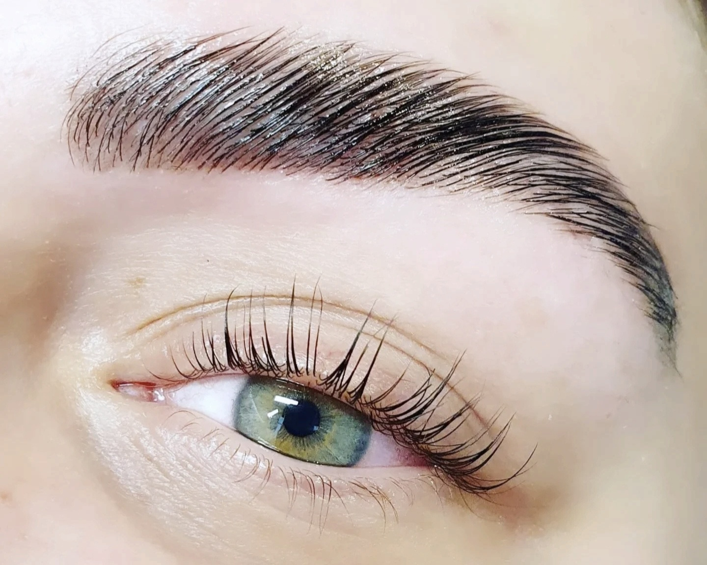 Få perfekte bryn og vipper – og spar penge hele april