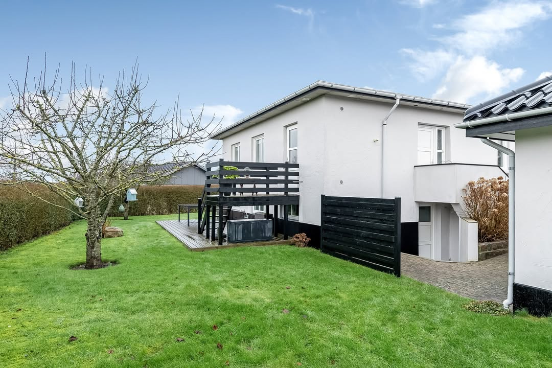 RealMæglerne Middelfart: Velplejet villa med kælder og værksted til salg i Middelfart