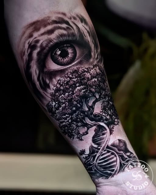 Tattoo Studio 96 Aarhus viser et black & grey tattoo med øje, livets træ og DNA-spiral