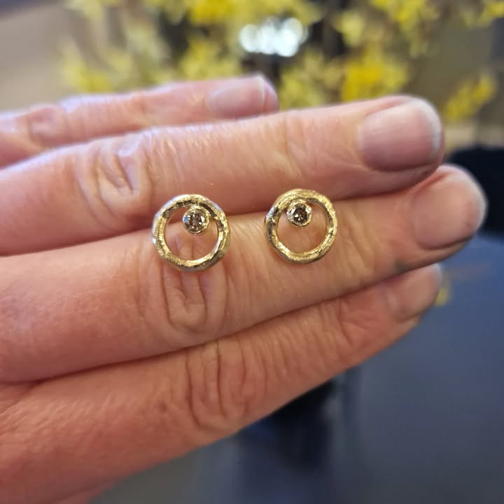 Guldsmed Ø tilbyder flotte diamantsmykker og weekenden er tæt på!