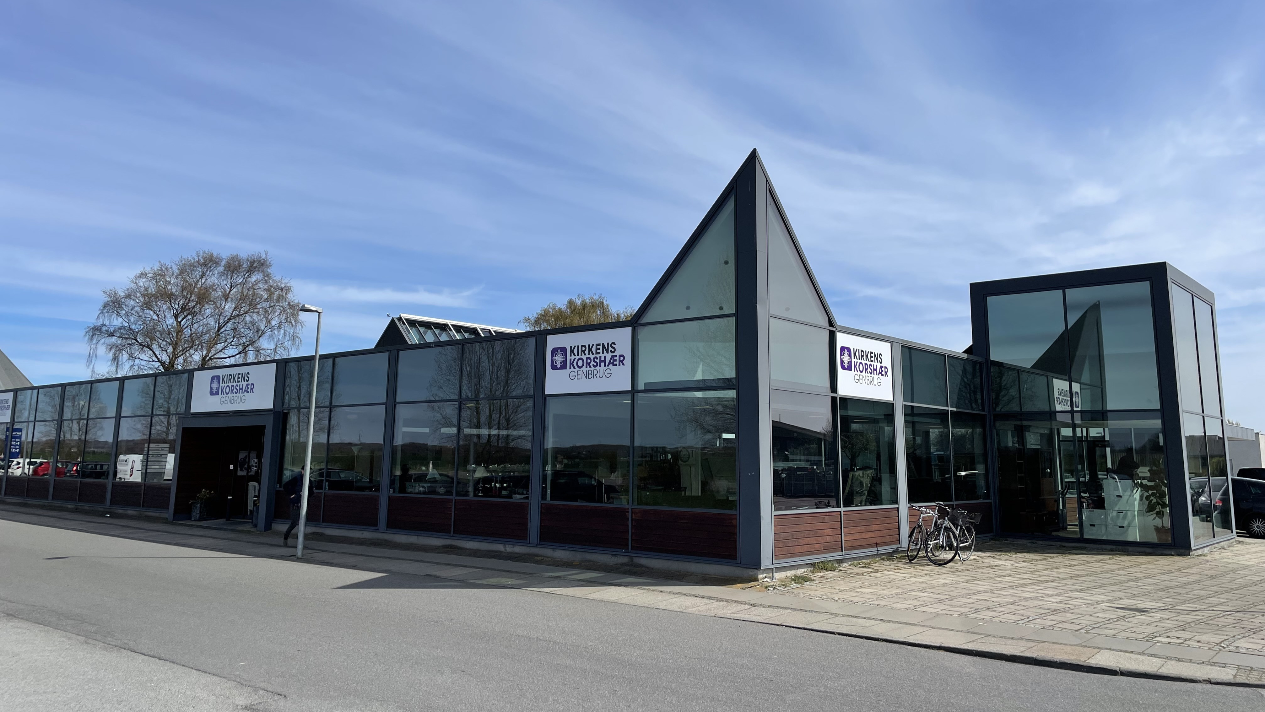 Oplev Kirkens Korshærs Genbrugsbutik i Egå – 2.000 m² med fund, fællesskab og formål